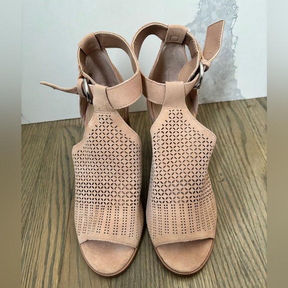 NWOT Marc Fisher Tan Vixen Cutout Suede Sandals women’s size 8 - Picture 9 of 10